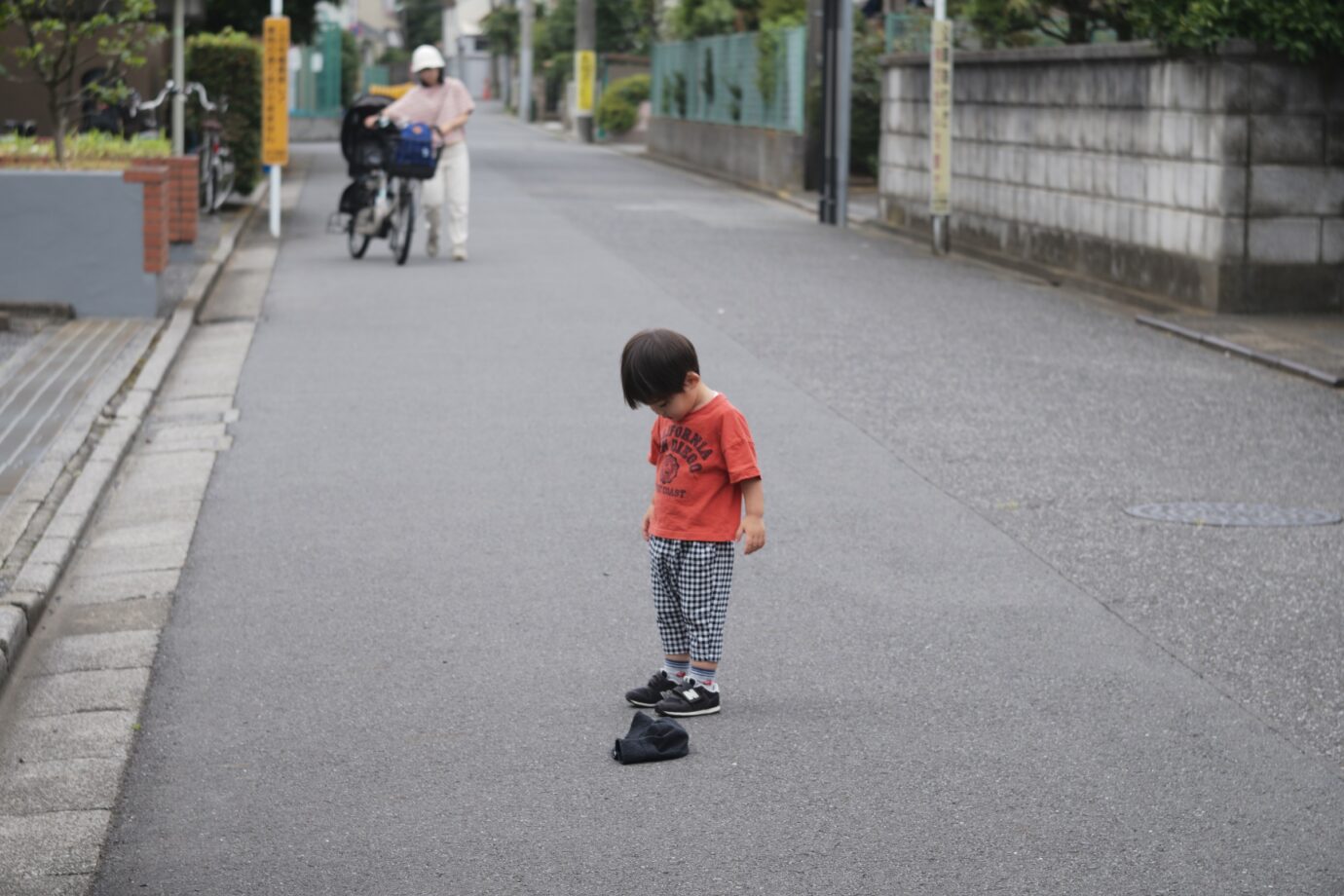 Leica​ Mountain ​Elmar 105mm f/6.3 L​で猫を見る子どもを撮影した写真