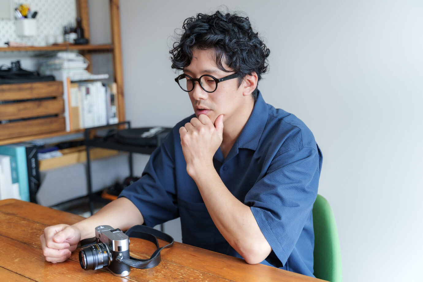 写真家のコハラタケルさんを撮影した写真