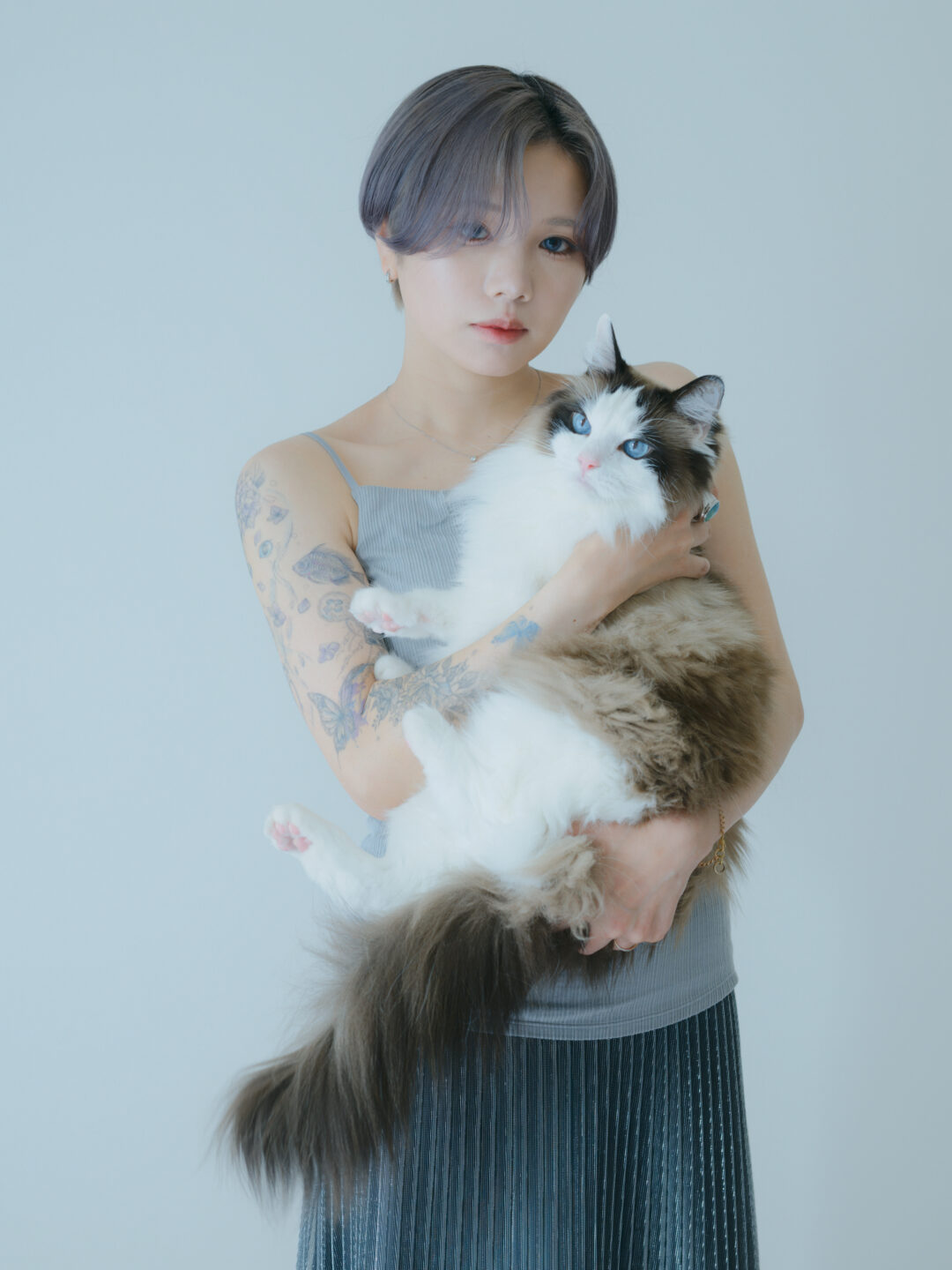 コハラタケルさんの作品。女性が猫を抱きかかえている写真