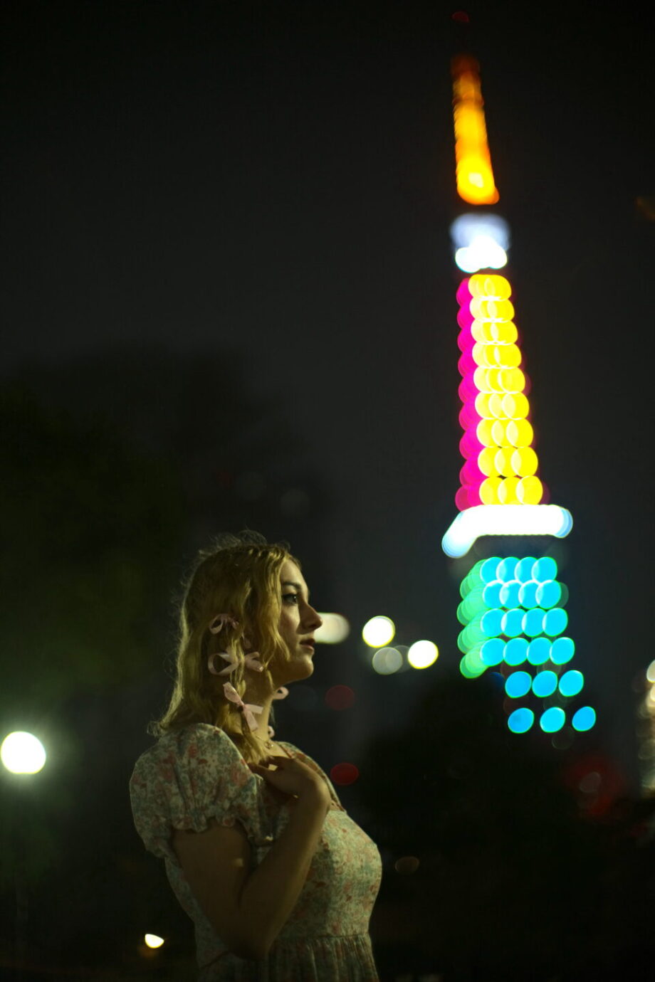 東京タワーをバックに女性を撮影した写真