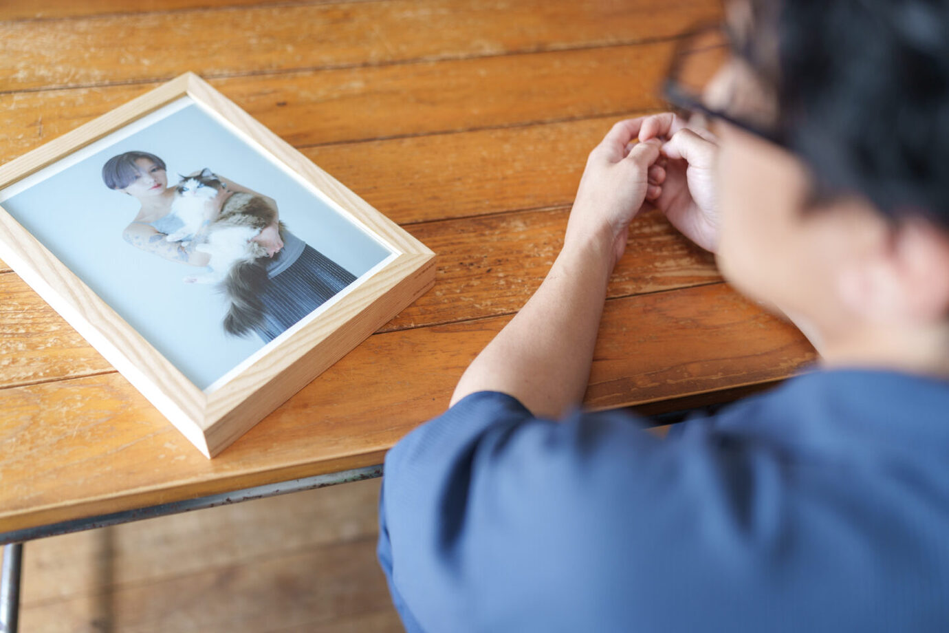 コハラタケルさんが自身の作品を眺めている写真