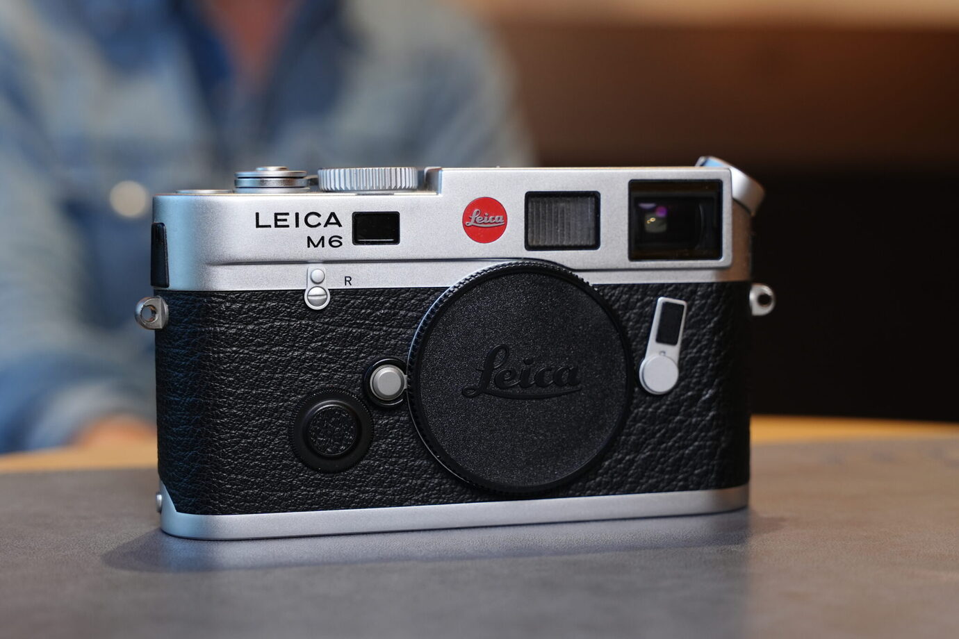 Leica M6ボディを斜めから撮影した写真