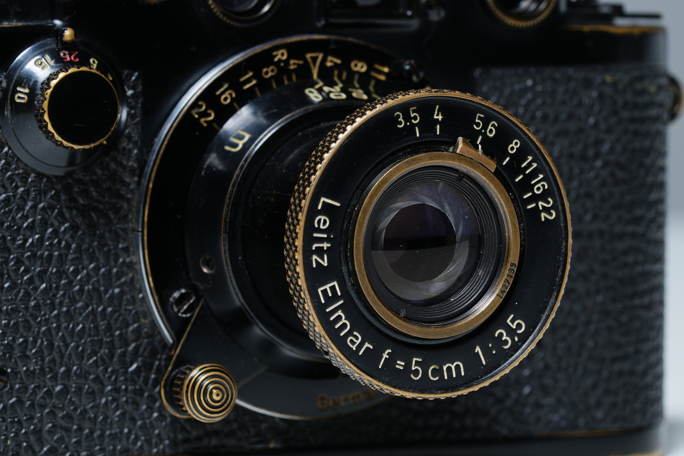 Leica IIIfについているエルマー5cmを撮影した写真