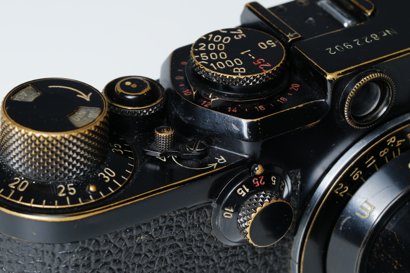 Leica IIIfのダイヤル類を撮影した写真