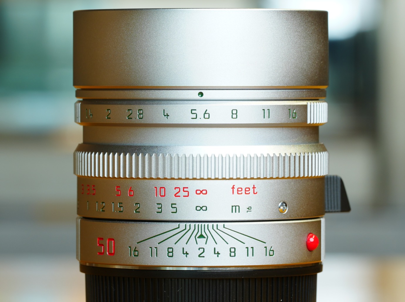 ライカMPテリーオニールのセットになっているズミルックス50mm f1.4ASPH.を正面から撮影した写真