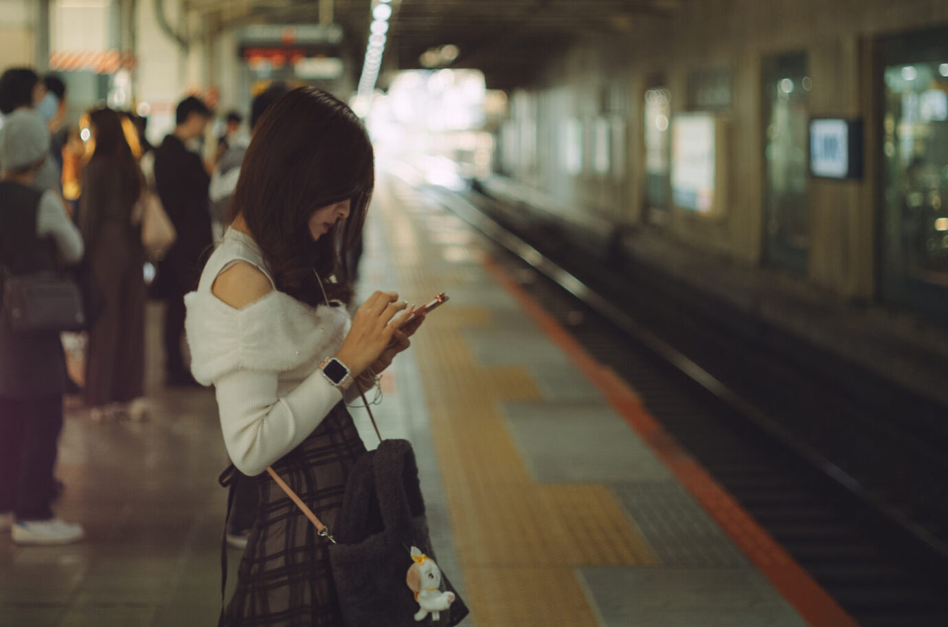 M11-Dで駅のホームに立つ女性を撮影した写真